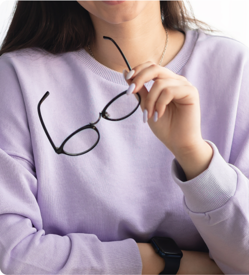 dame met bril in hand