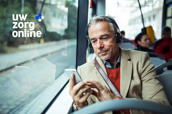 Man check UZO app op telefoon